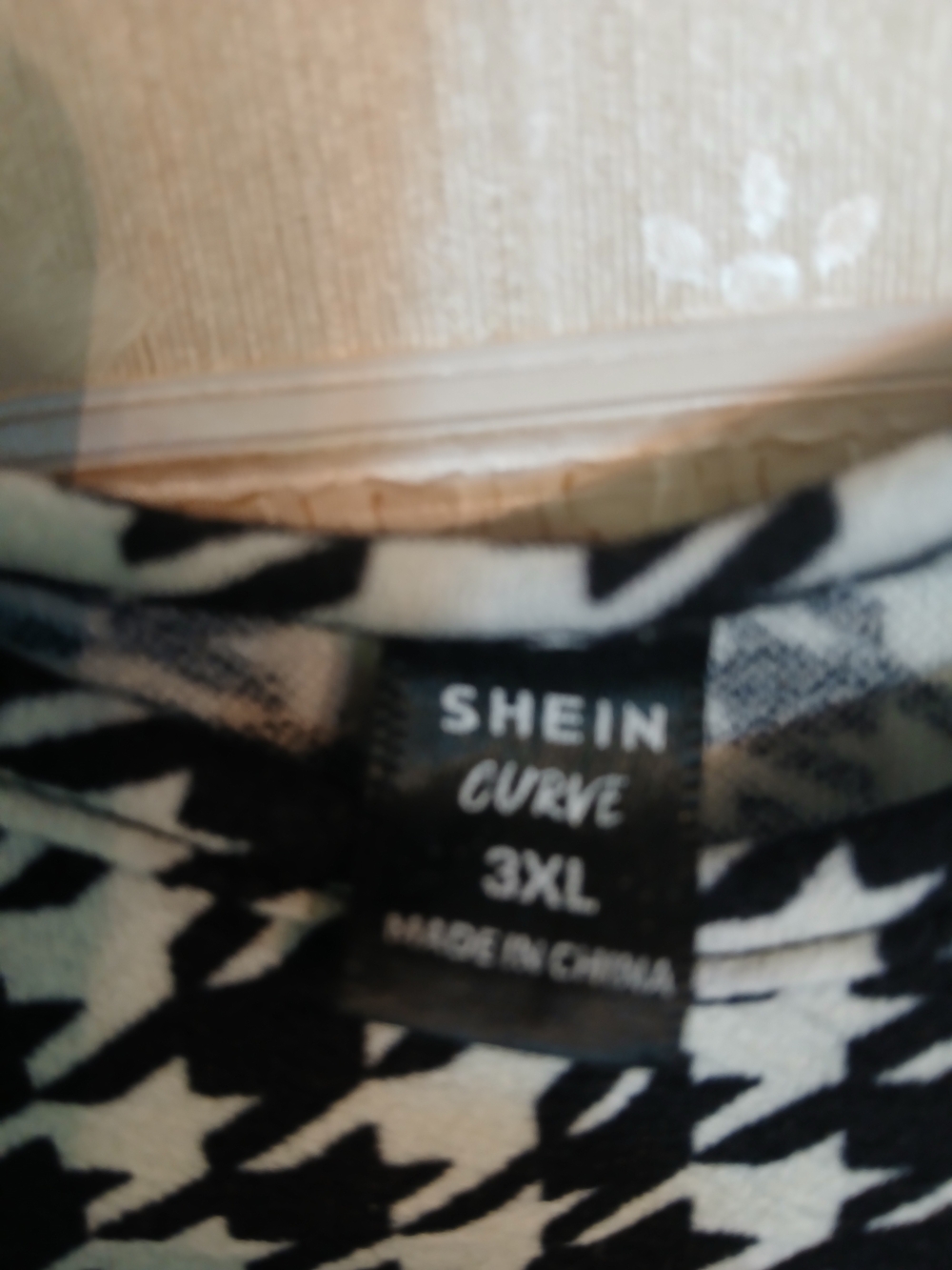 SHEIN Black and White Houndstooth Curve Top - Picture 3 of 3